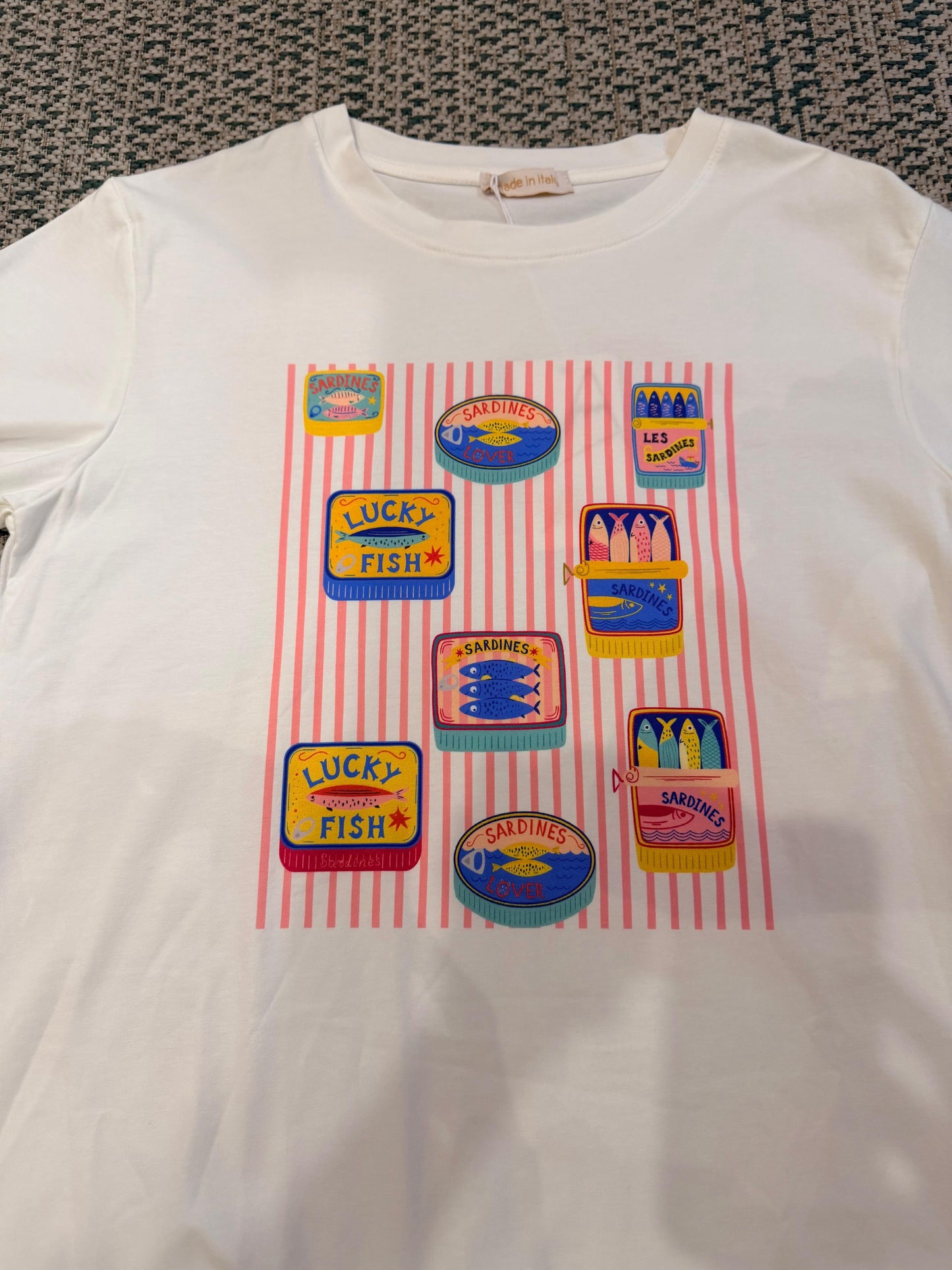 t-shirt bianca con stampa sardine