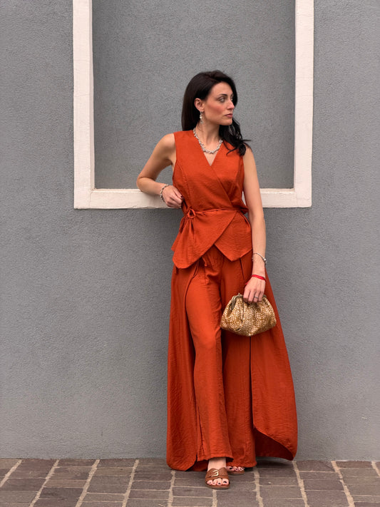 Coordinato completo composto da gilet e pantalone a culotte color mattone