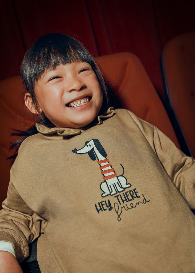 FELPA GIROCOLLO CAMMELLO CON COLLO VOLANT E STAMPA CAGNOLINO