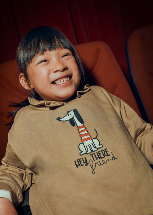 FELPA GIROCOLLO CAMMELLO CON COLLO VOLANT E STAMPA CAGNOLINO