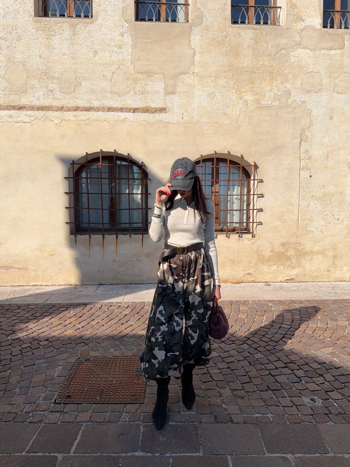 Pantalone camouflage elasticato con bande laterali