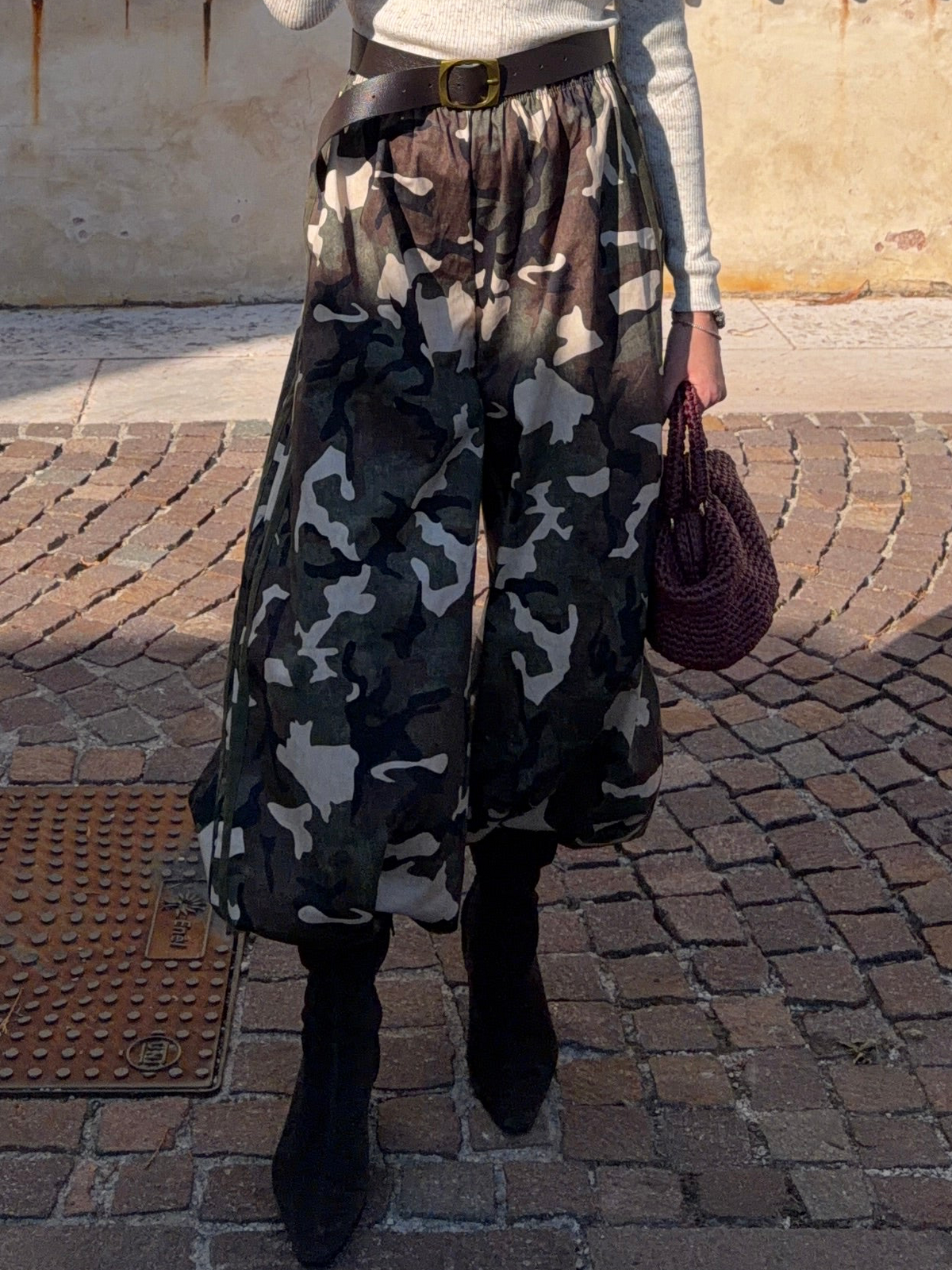 Pantalone camouflage elasticato con bande laterali