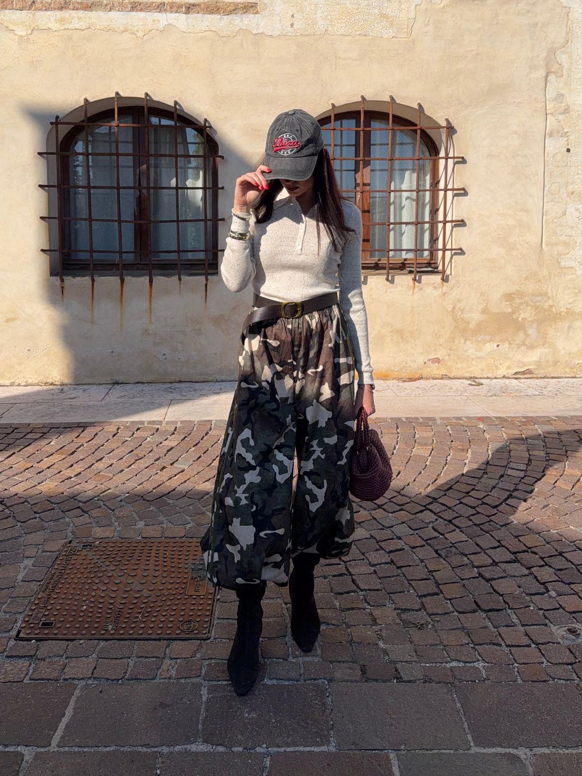 Pantalone camouflage elasticato con bande laterali