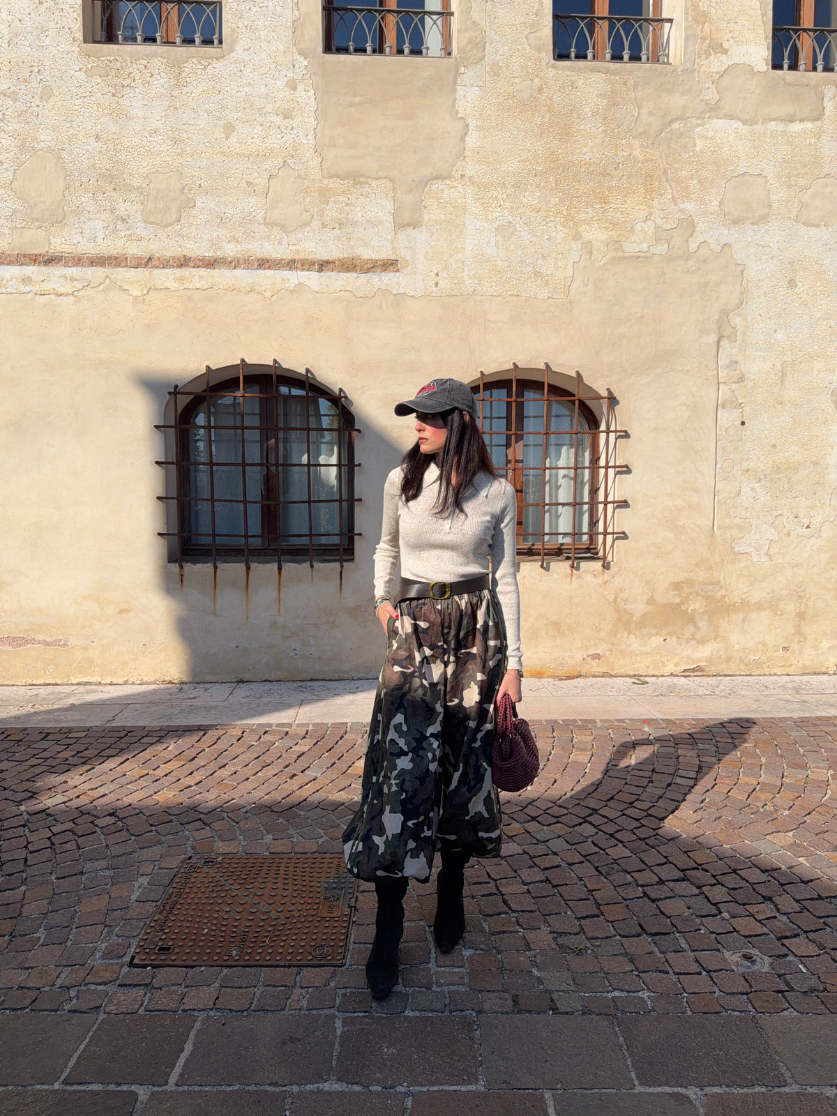 Pantalone camouflage elasticato con bande laterali