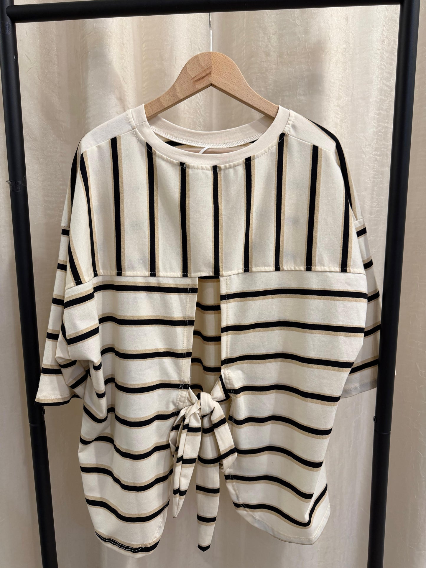 t-shirt riga bianca, sabbia e nera